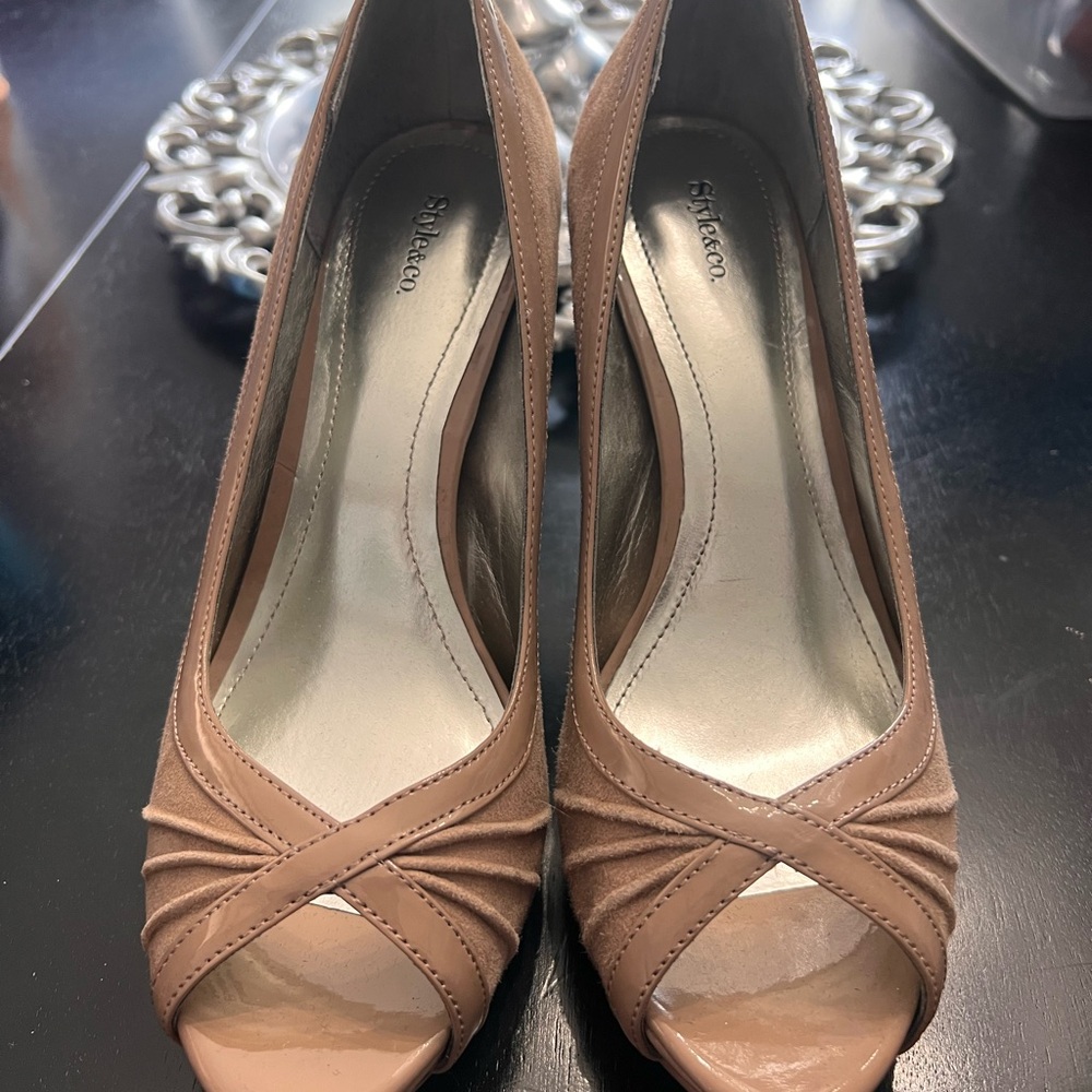 Shoe Dazzle Tan Peep-Toe Heels